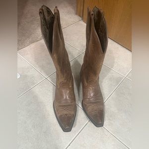 Ladies square toed ariat boots size 8.5
